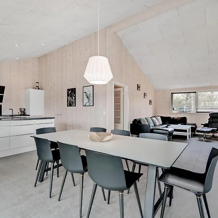 Stunning In With 3 Bedrooms And Internet *