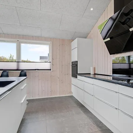 Stunning In With 3 Bedrooms And Internet *