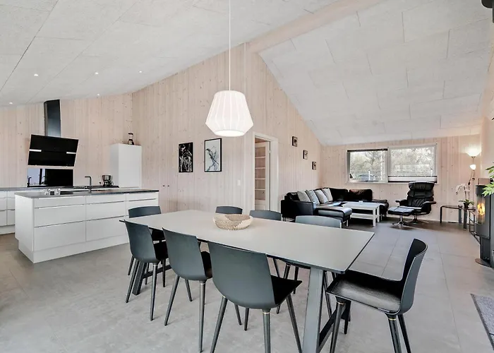 Stunning In With 3 Bedrooms And Internet *