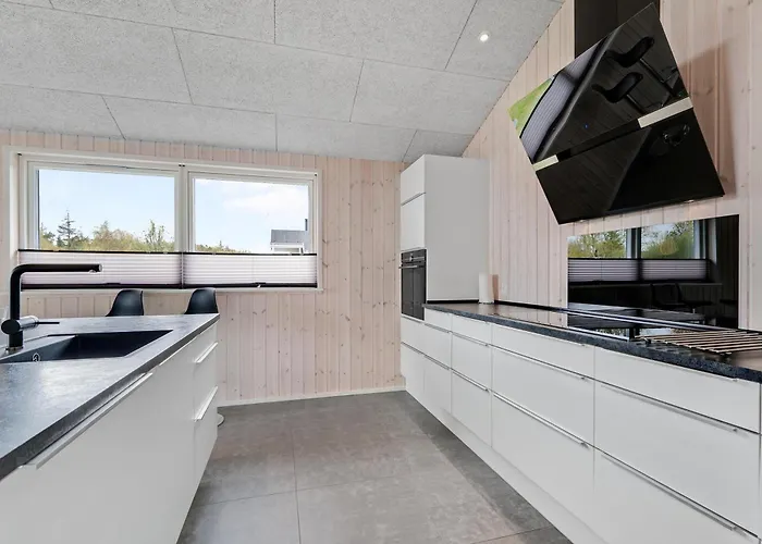 Stunning In With 3 Bedrooms And Internet *